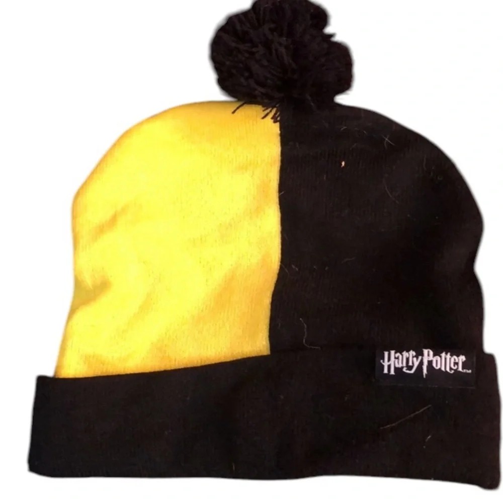 Harry Potter Hufflepuffer Navy & Yellow knit hat w/ pom pom NWOT